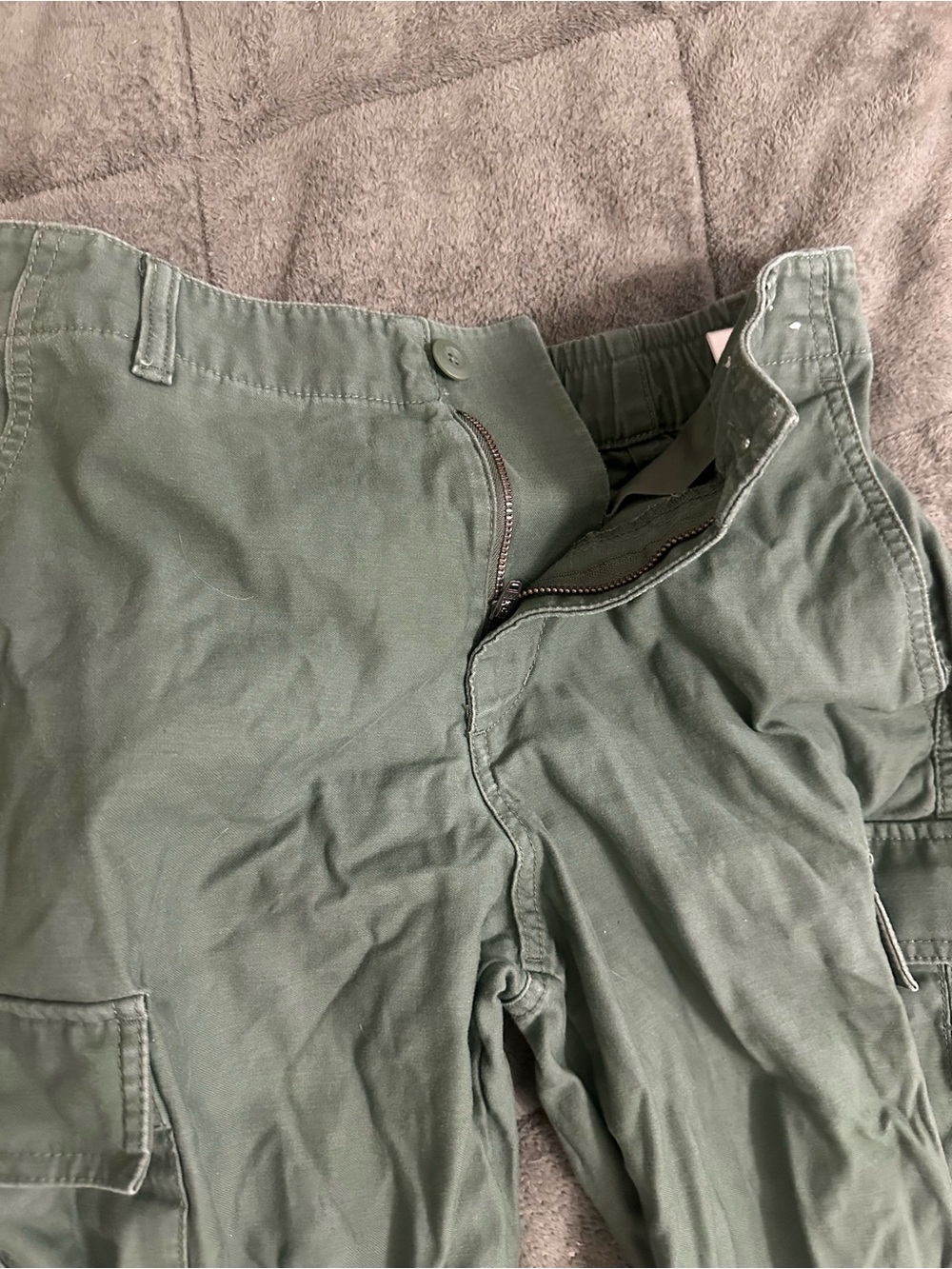 Uniqlo Men's Olive Cargo Trousers with Cargo Pockets